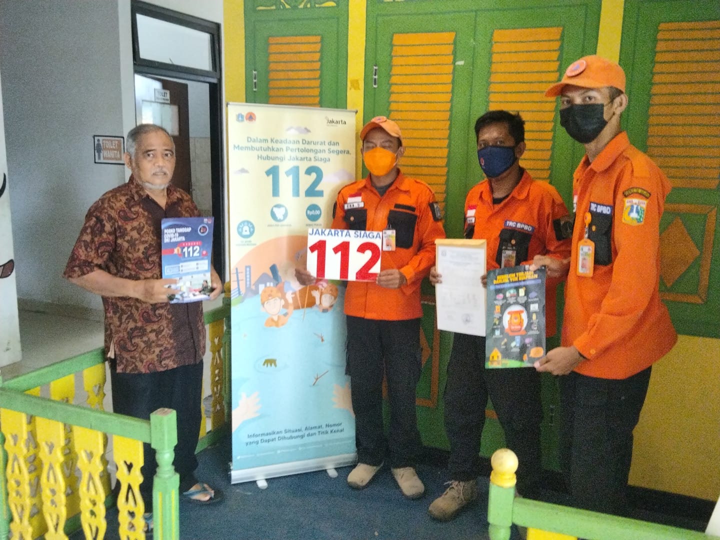 Sosialisasi Jakarta Siaga 112 dan Aplikasi Jakarta Aman melalui Media Stiker, Poster, dan Banner di Kelurahan