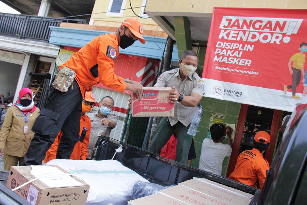Distribusi bantuan logistik untuk penyintas kebakaran di Jl. Administrasi, Kel. Bendungan Hilir, Kec. Tanah Abang, Jakarta Pusat