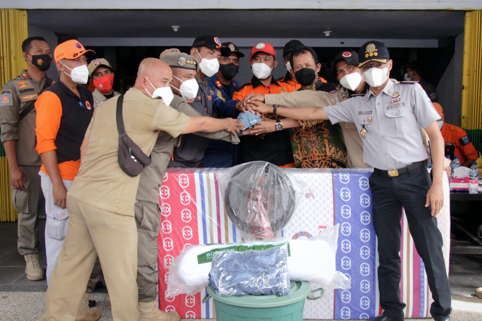 Pendistribusian Bantuan Logistik dari Satgas Kolaborasi DKI Jakarta kepada Warga Terdampak Erupsi Semeru