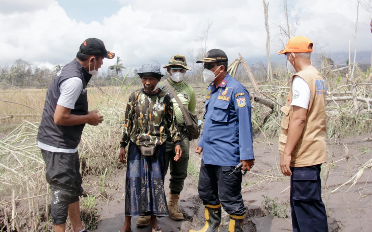 Proses Evakuasi Warga dan Perlengkapan Rumah Tangga Milik Warga Terdampak Erupsi Gunung Semeru
