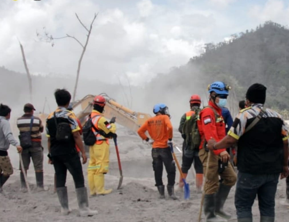 Evakuasi dan Pencarian Korban Erupsi Gunung Semeru di Desa Kamar Kajang dan Kawasan Tambang Pasir