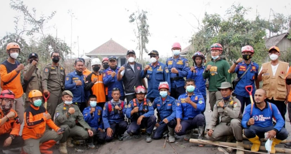 Proses Evakuasi Warga dan Perlengkapan Rumah Tangga Milik Warga Terdampak Erupsi Gunung Semeru