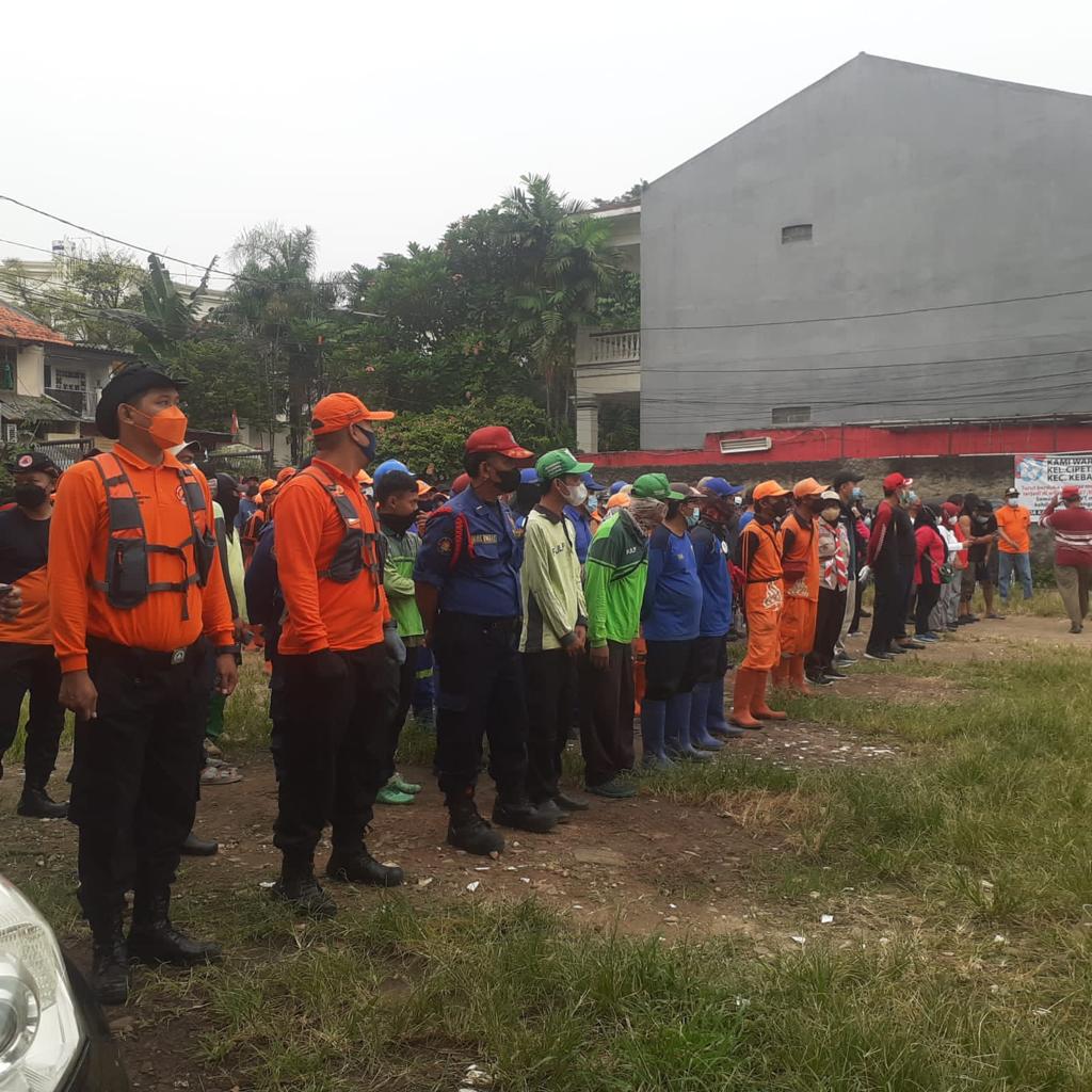 Pelaksanaan Kerja Bakti Gabungan Pembersihan dan Puing Pasca Kebakaran di Jl. Cempaka III RT. 007 RW.06