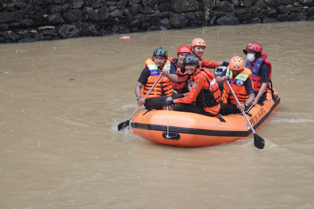 Pelatihan Water Rescue dalam Kegiatan Pelatihan Pemuda Tanggap Bencana di Daerah Rawan Banjir DKI Jakarta