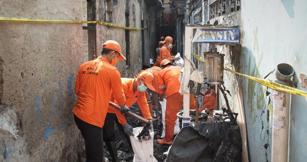 Pelaksanan Kerja Bakti Kolaborasi Pembersihan dan Puing Pascabencana Kebakaran di Jalan Sawah Limo