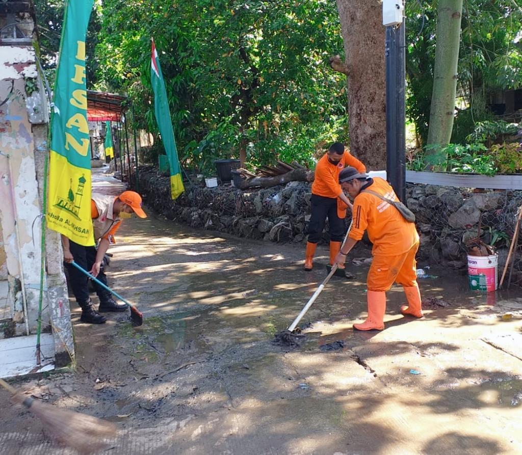 Pelaksanaan Kerja Bakti Kolaborasi Pembersihan Pascabencana Banjir di RT 04 RW 03 Kel. Cipinang Melayu