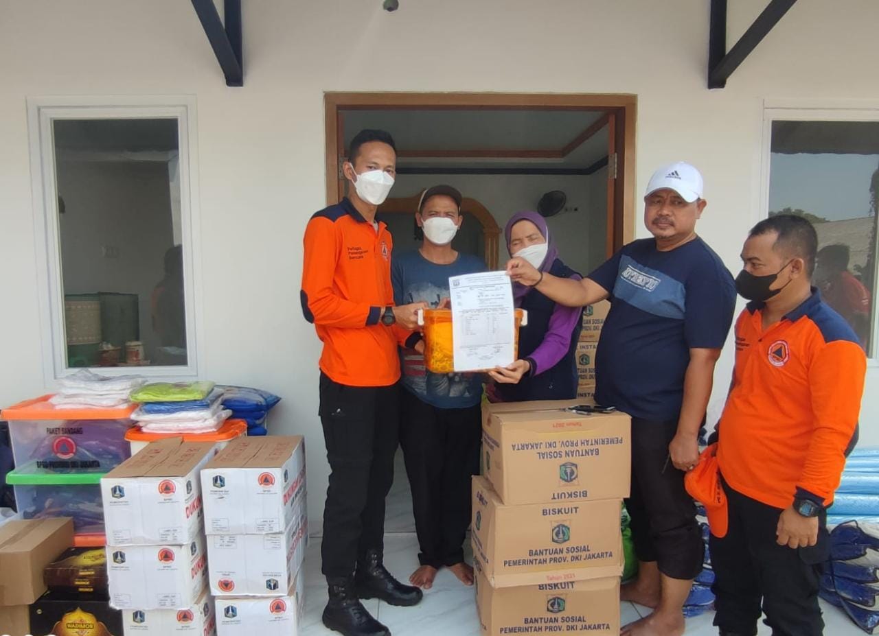 Serah Terima dan Pendistribusian Bnatuan Logistik bagi Penyintas Kebakaran di Kp. Cipondoh, RT. 002 RW. 008