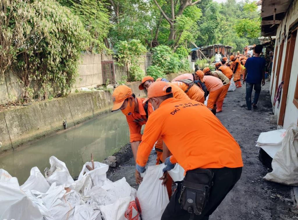 Pelaksanaan Kerja Bakti Gabungan Pembersihan dan Puing Pascabencana Kebakaran di Jl. Warung Gantung, Kp. Kojan