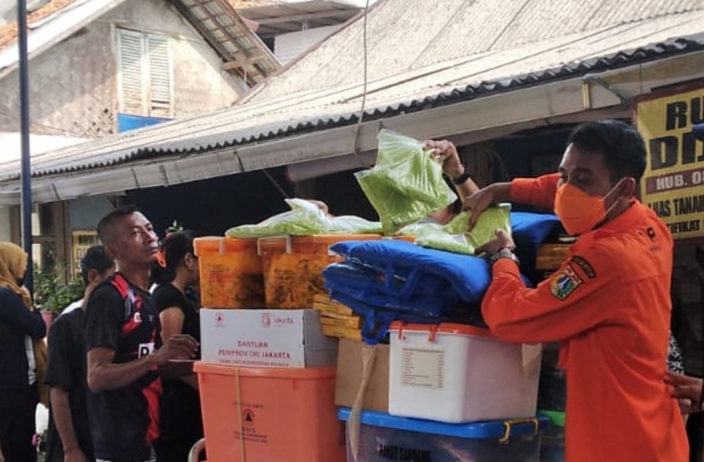 Serah Terima dan Pendistribusian Bantuan Logistik untuk Penyintas Kebakaran di Jl. Cempaka Putih Utara 4 RT.06 RW.01