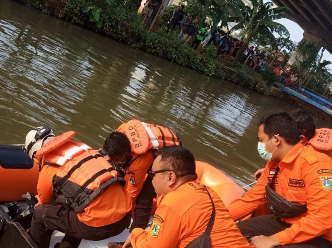 BPBD DKI Jakarta Bersama dengan Tim SAR Gabungan Berhasil Menemukan Korban Tenggelam di Kali Malang