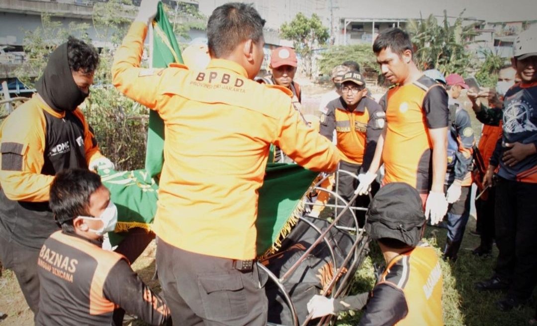 BPBD DKI Jakarta Bersama dengan TIM SAR Gabungan Berhasil Menemukan Korban Tenggelam di Tanggul Banjir Kanal Barat