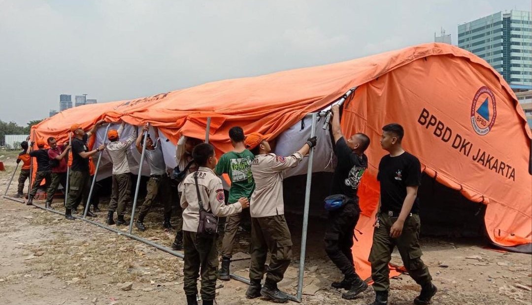 Pendistribusian Bantuan Logistik dan Pendirian Tenda Pengungsi bagi Penyintas Kebakaran di Kel. Menteng Dalam