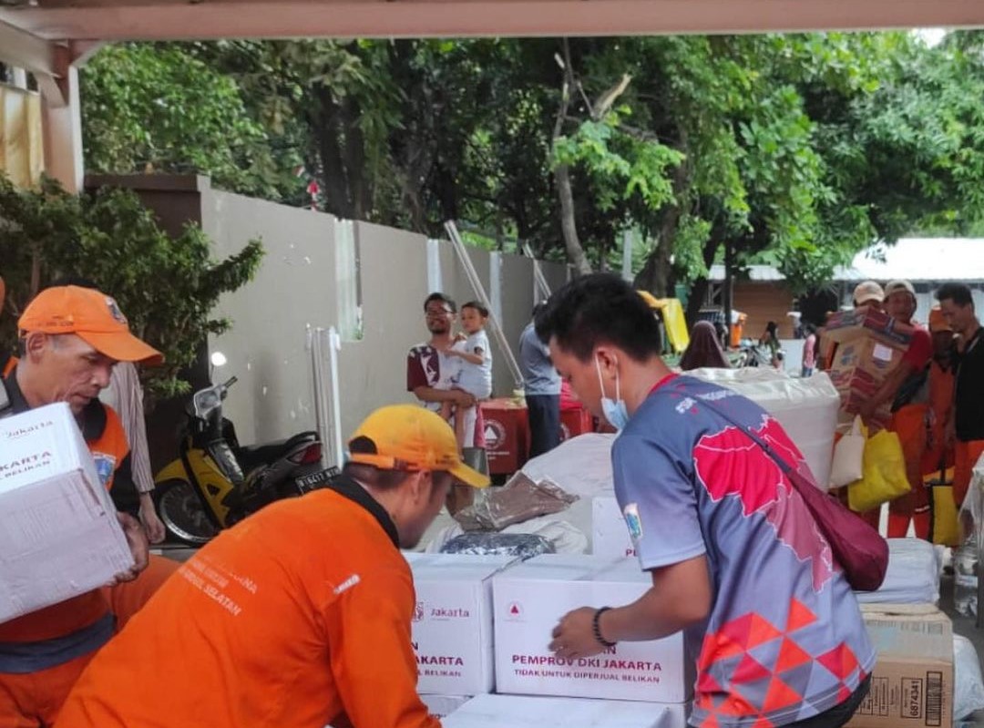 Pendistribusian Bantuan Logistik dan Pendirian Tenda Pengungsi bagi Penyintas Kebakaran di Jl. Simprug Golf II