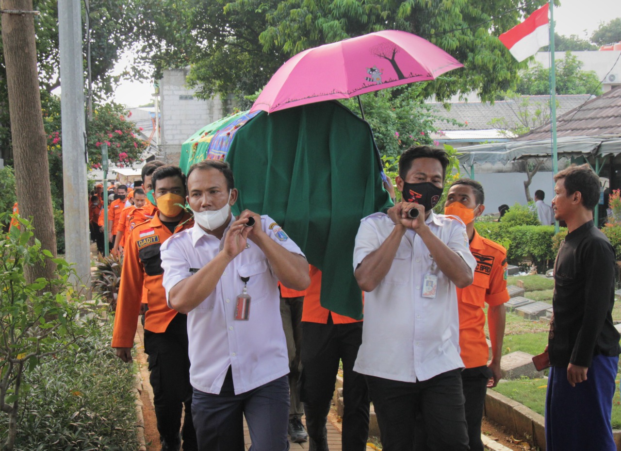 Takziah dan Menghadiri Pemakaman Alm. Yogi Setiawan Petugas Penanganan Bencana BPBD DKI Jakarta