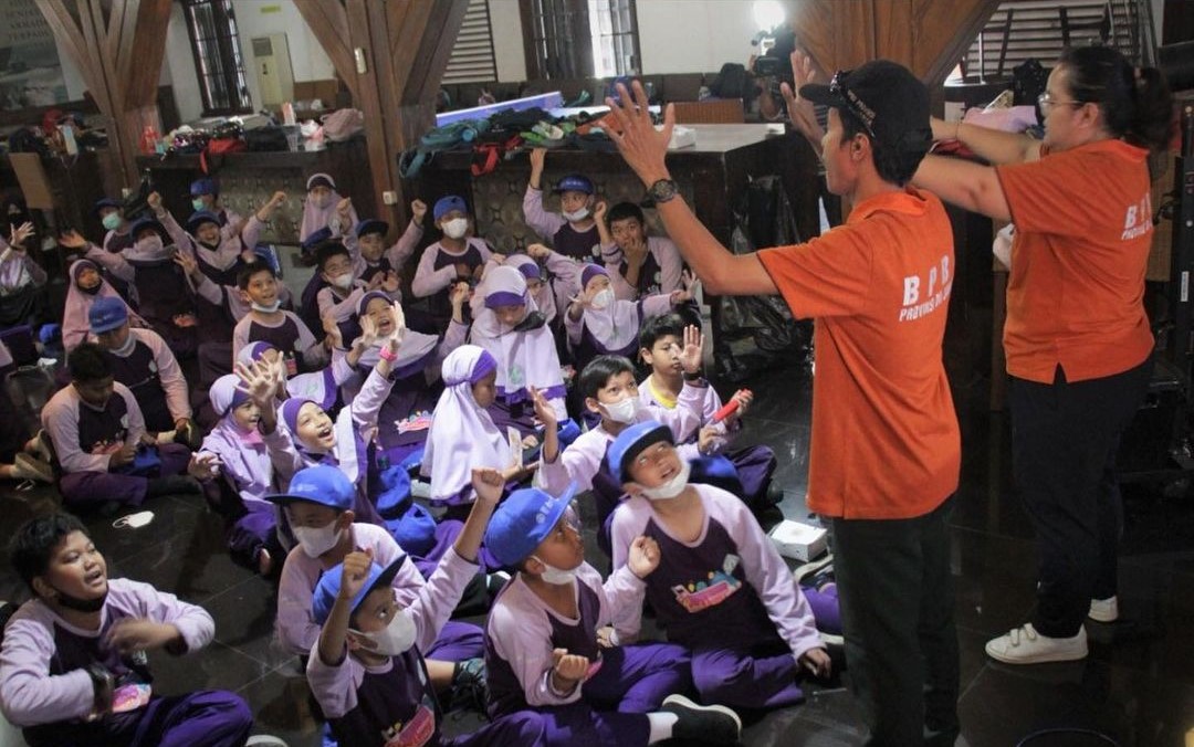 Simulasi Penanganan Bencana Gempa Bumi kepada Siswa dan Siswi SDIT Al Manar Pondok Kelapa