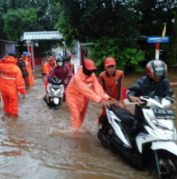 Evakuasi Warga dan Barang-Barang Rumah Tangga Warga yang Terdampak Banjir