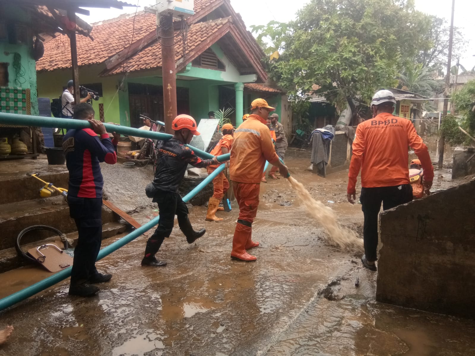 Kerja Bakti Gabungan Pembersihan Jalan Pasca Bencana Banjir di Kel. Pejaten Timur