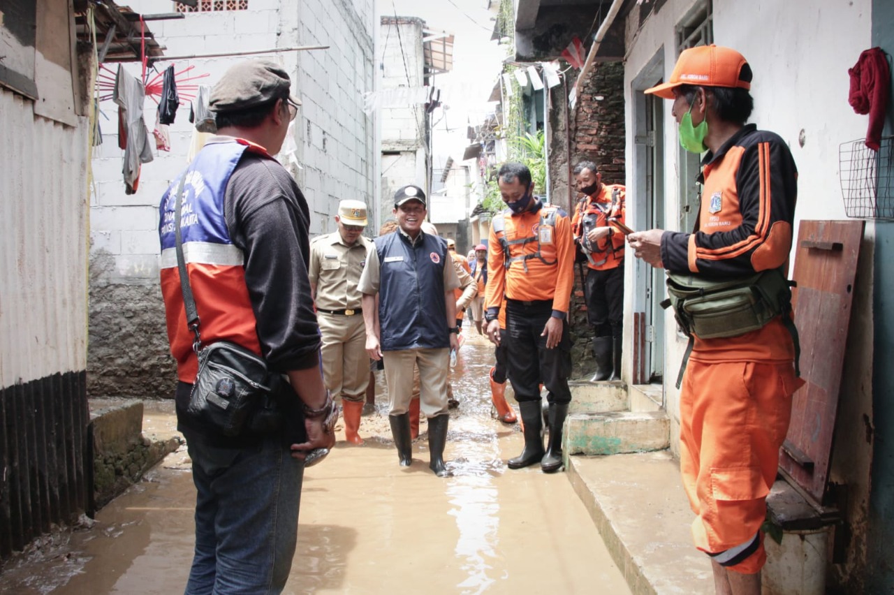 Pemprov DKI Salurkan Bantuan bagi Warga Terdampak Banjir di Sekitar Kali Ciliwung dan Pastikan Banjir Telah Surut