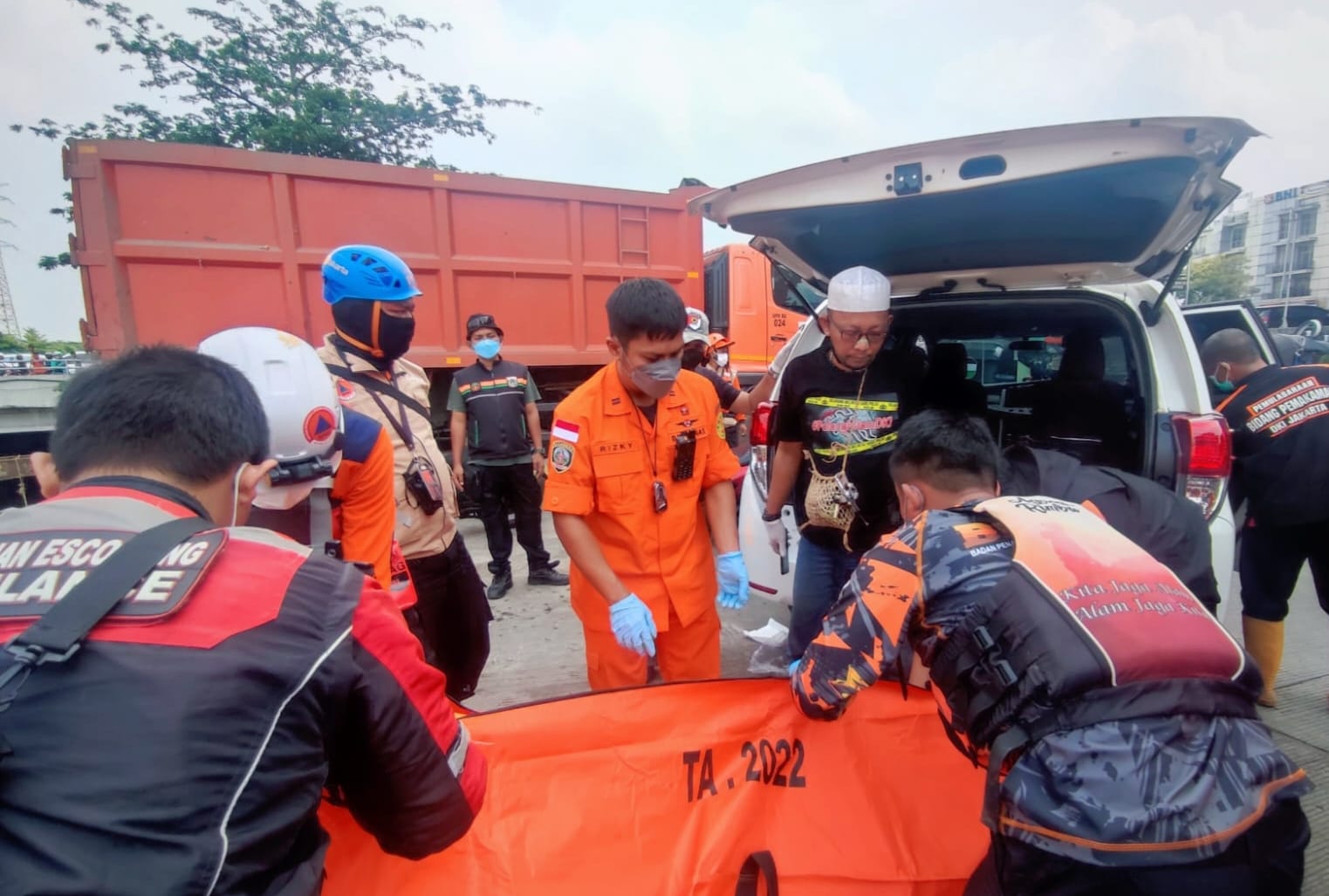 Bersama dengan Tim SAR Gabungan Berhasil Menemukan dan Evakuasi Korban Tenggelam di Kanal Banjir Barat