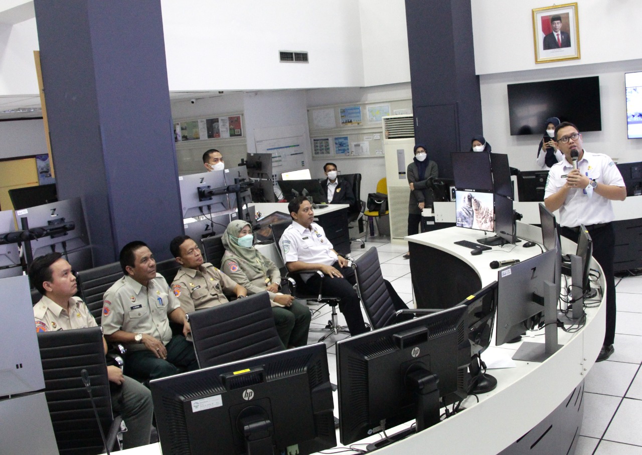 Melakukan Kunjungan ke Badan Meteorologi Klimatologi dan Geofisika Indonesia (BMKG)