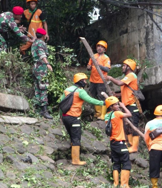 Kerja Bakti Gabungan Pemerintah Provinsi DKI Jakarta bersama dengan Jajaran TNI dan POLRI serta Masyarakat di Sungai Ciliwung