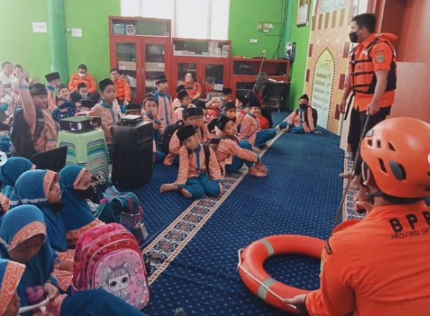 Sosialisasi dan Simulasi Penanganan Bencana Gempa Bumi dan Banjir di Madrasah Ibtidaiyah (MI) Tapak Sunan
