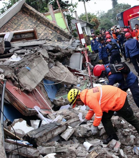 Satgas Kolaborasi DKI Jakarta Membersihkan Puing Bangunan Rumah Warga yang Roboh Terdampak Gempa di Kabupaten Cianjur
