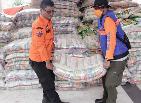 Pendistribusian Bantuan Logistik untuk Warga yang Terdampak Gempa di Kecamatan Mande