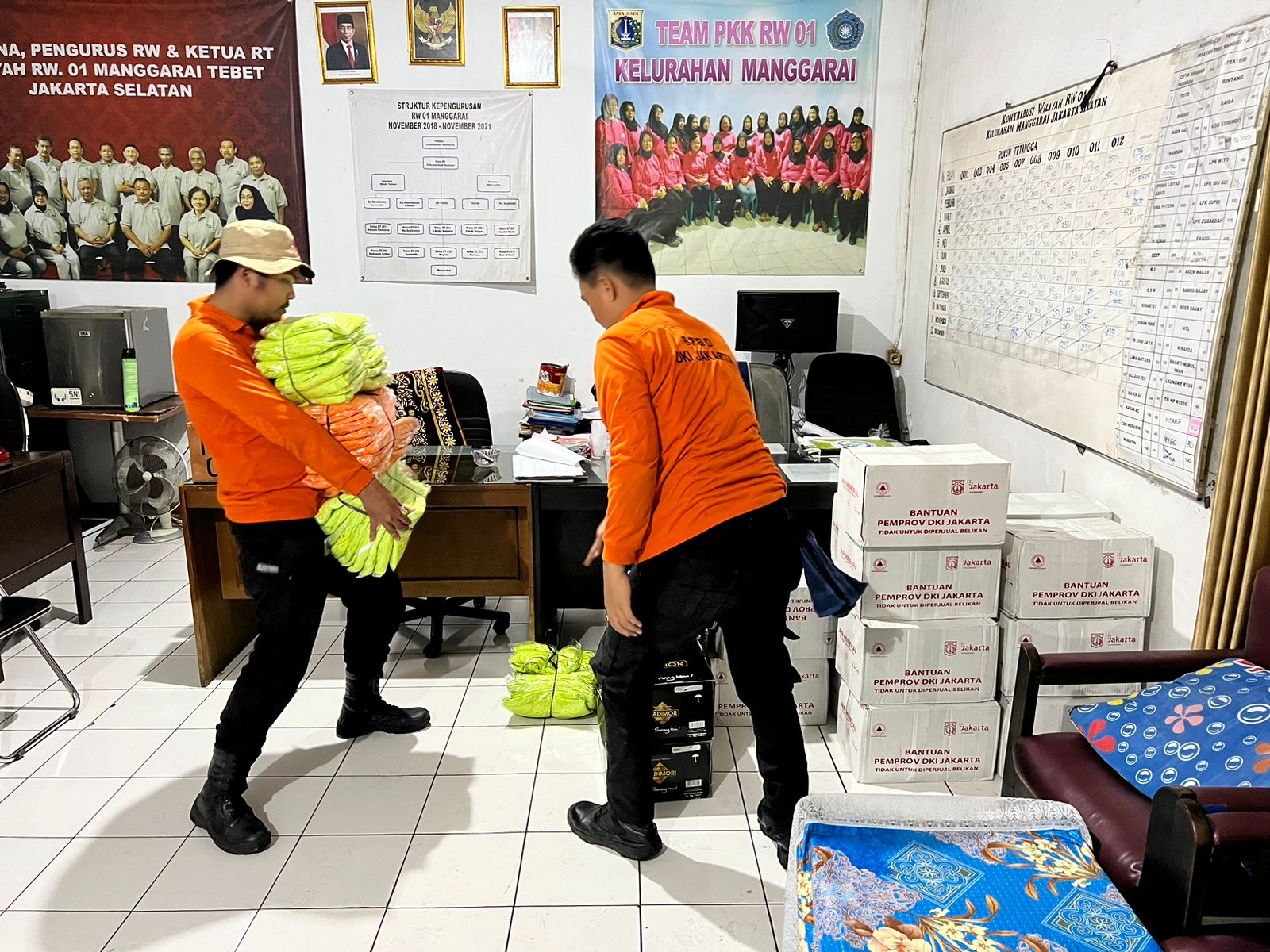 Pendistribusian Bantuan Logstik bagi Penyintas Kebakaran di Kel.Manggarai