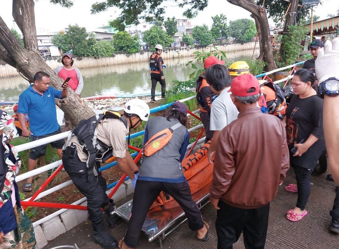 Bersama dengan Tim SAR Gabungan Berhasil Menemukan dan Evakuasi Korban Tenggelam di Kawasan Kali Cengkareng Drain