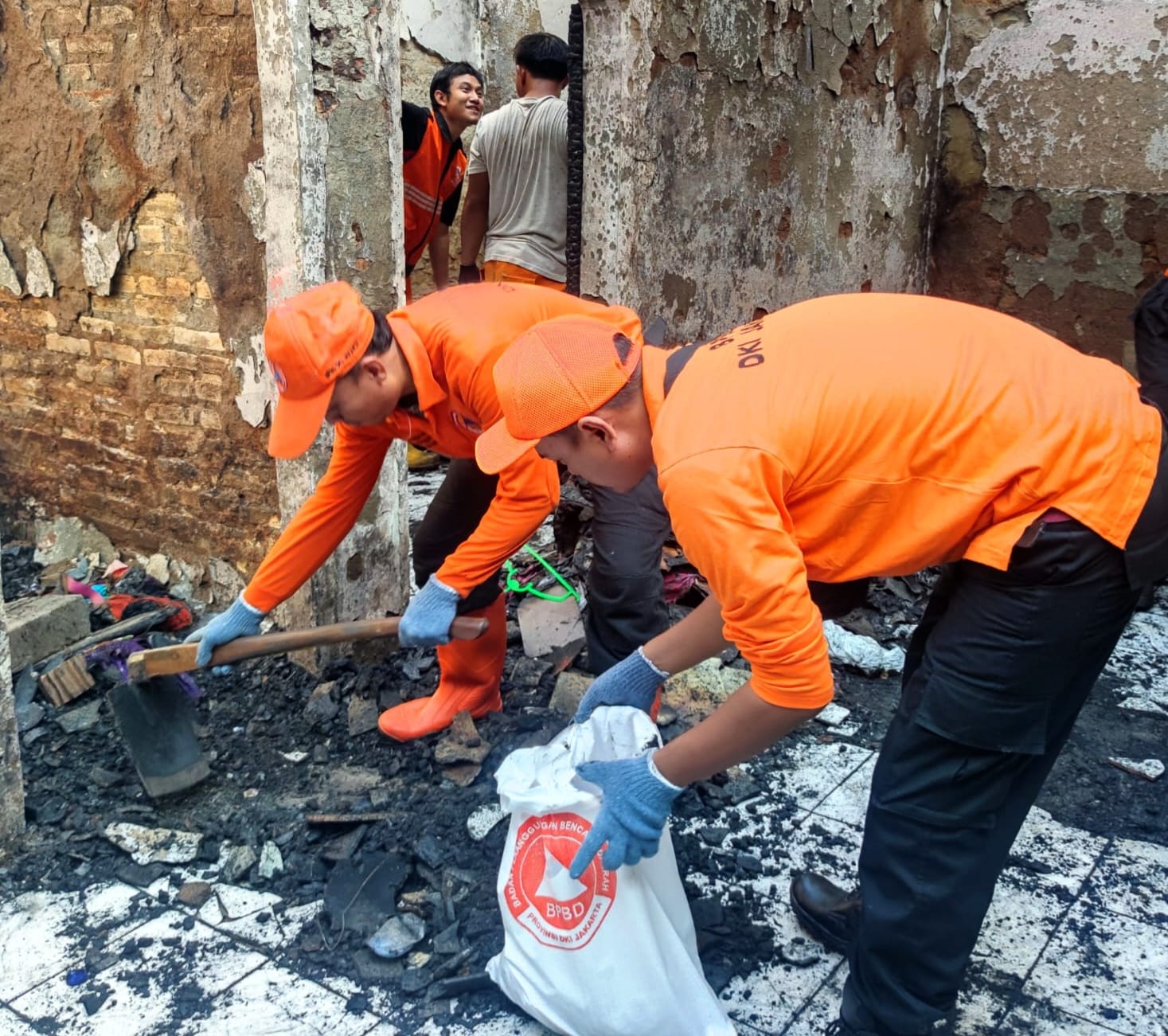 Kerja Bakti Kolaborasi Pembersihan Pascabencana Kebakaran di Kel. Bukit Duri