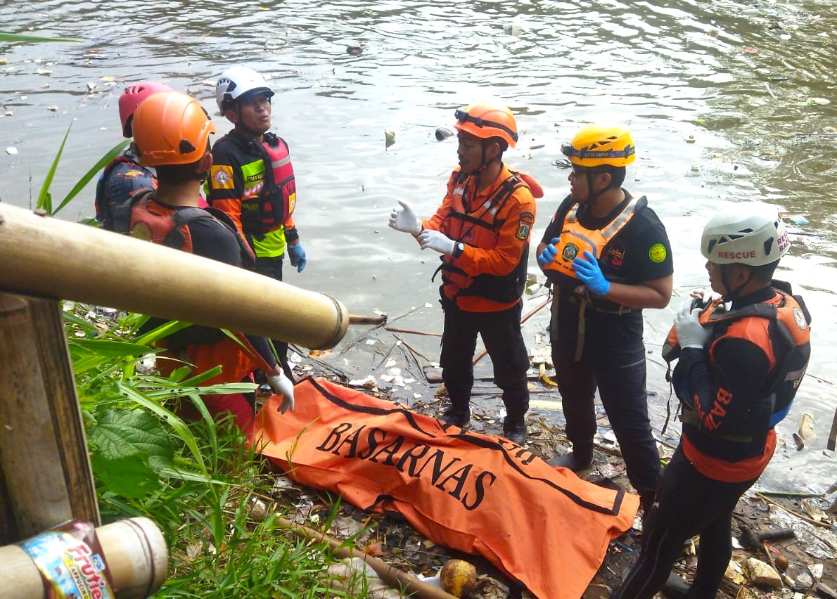 Bersama dengan Tim SAR Gabungan Berhasil Menemukan dan Evakuasi Korban Tenggelam di Kali Ciliwung