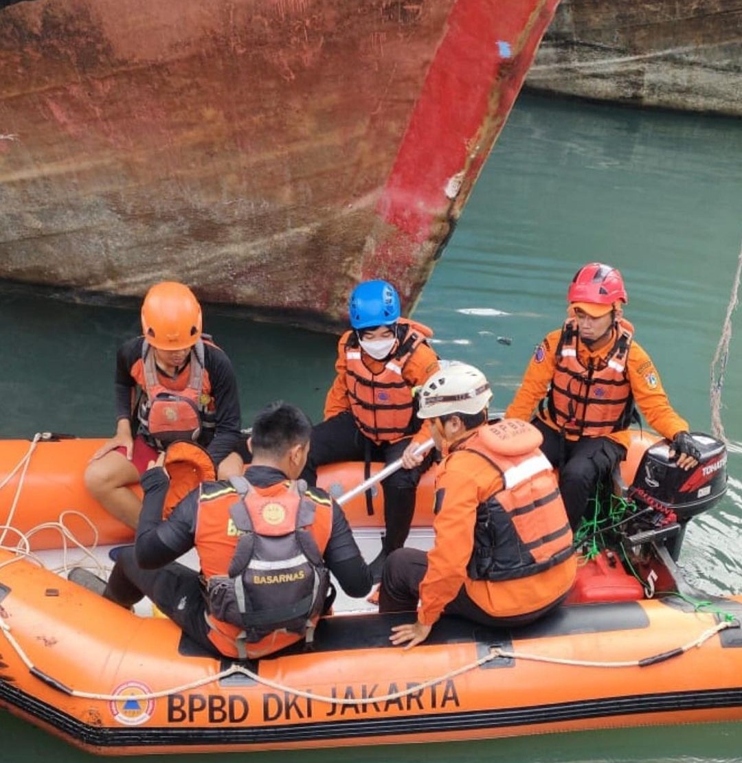 Bersama dengan Tim SAR Gabungan Berhasil Menemukan dan Evakuasi Korban Tenggelam di Pelabuhan Perikanan Nizam Zachman