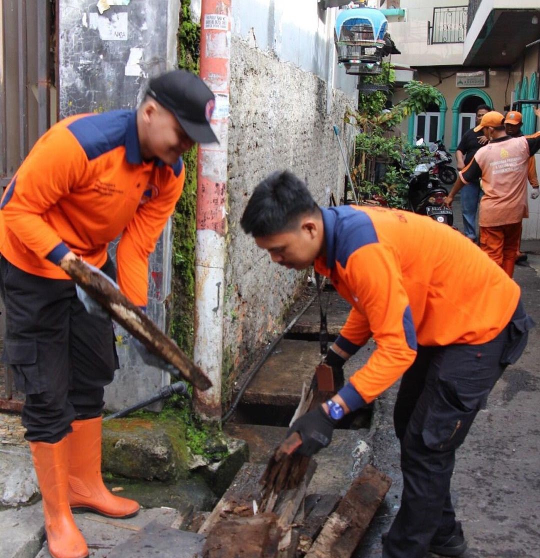 Kerja Bakti Kolaborasi Grebek Lumpur di Kelurahan Petojo Selatan