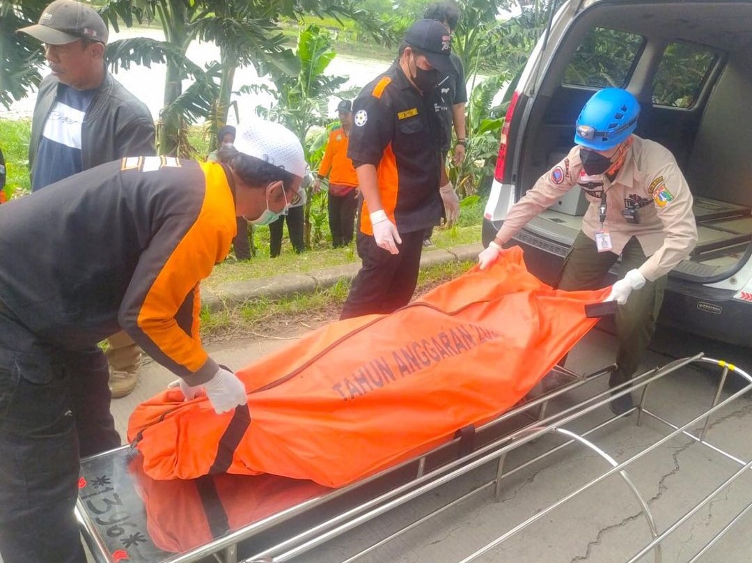 Evakuasi Mayat yang Ditemukan di Kawasan Sedimen Kanal Banjir Timur (KBT)