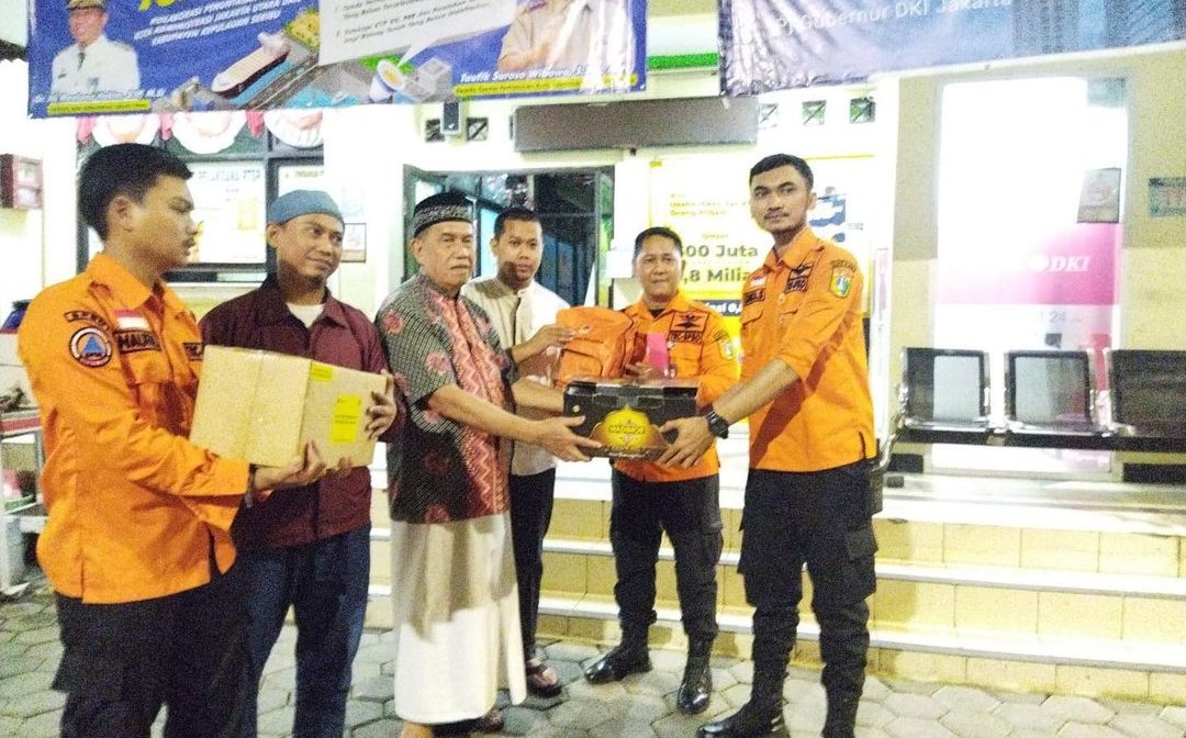 Pendistribusian Bantuan Logistik bagi Penyintas Kebakaran di Kel. Pademangan Barat