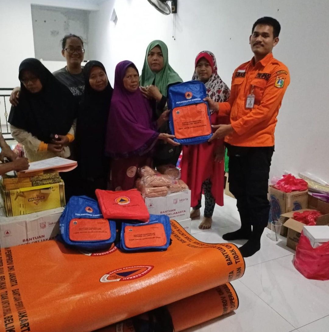 Pendistribusian Bantuan Logistik bagi Penyintas Kebakaran di Kel. Palmerah