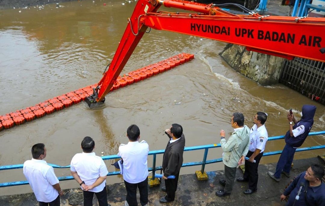 Sekretaris Daerah (Sekda) DKI Jakarta Meninjau Pintu Air Manggarai untuk Memantau Ketinggian Air Mengatasi Dampak Musim  Hujan