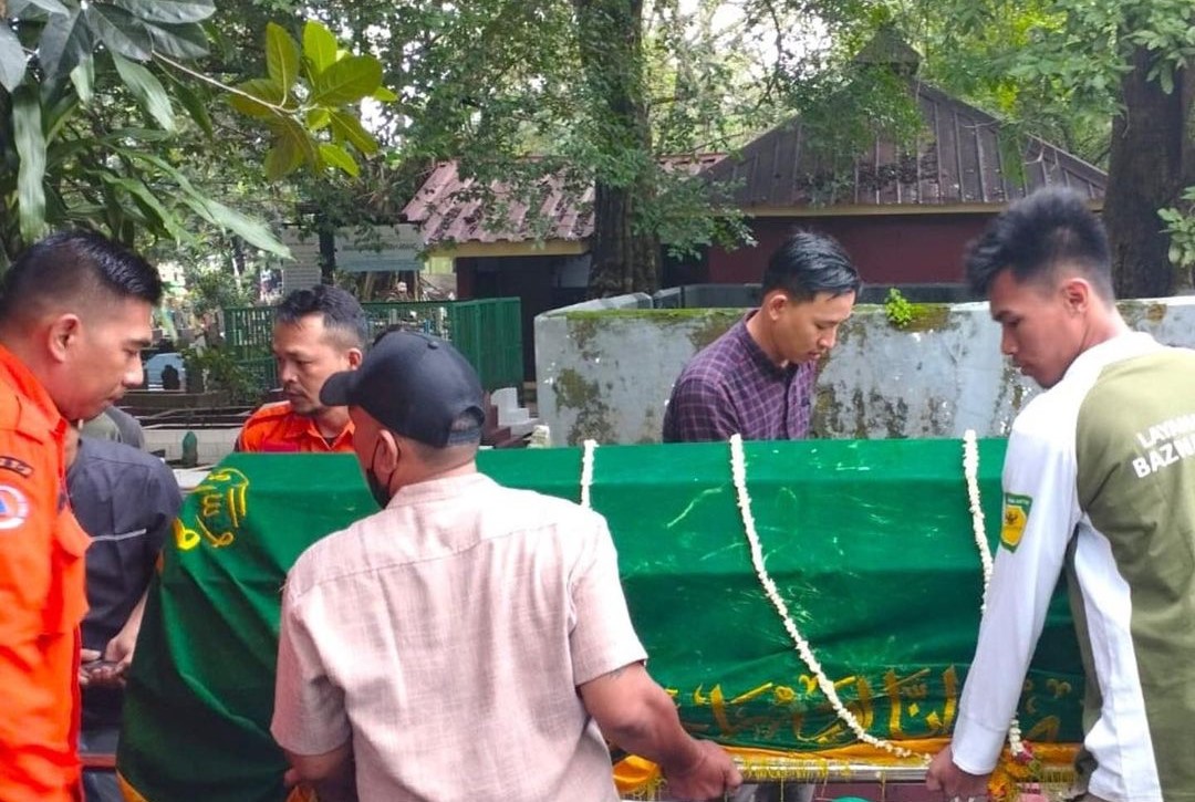 Pemakaman Jenazah Almarhum Ir. Moh. Insaf, M.T, Kepala Pusat Data dan Informasi Kebencanaan BPBD DKI Jakarta di TPU Kemlaten Harjamukti