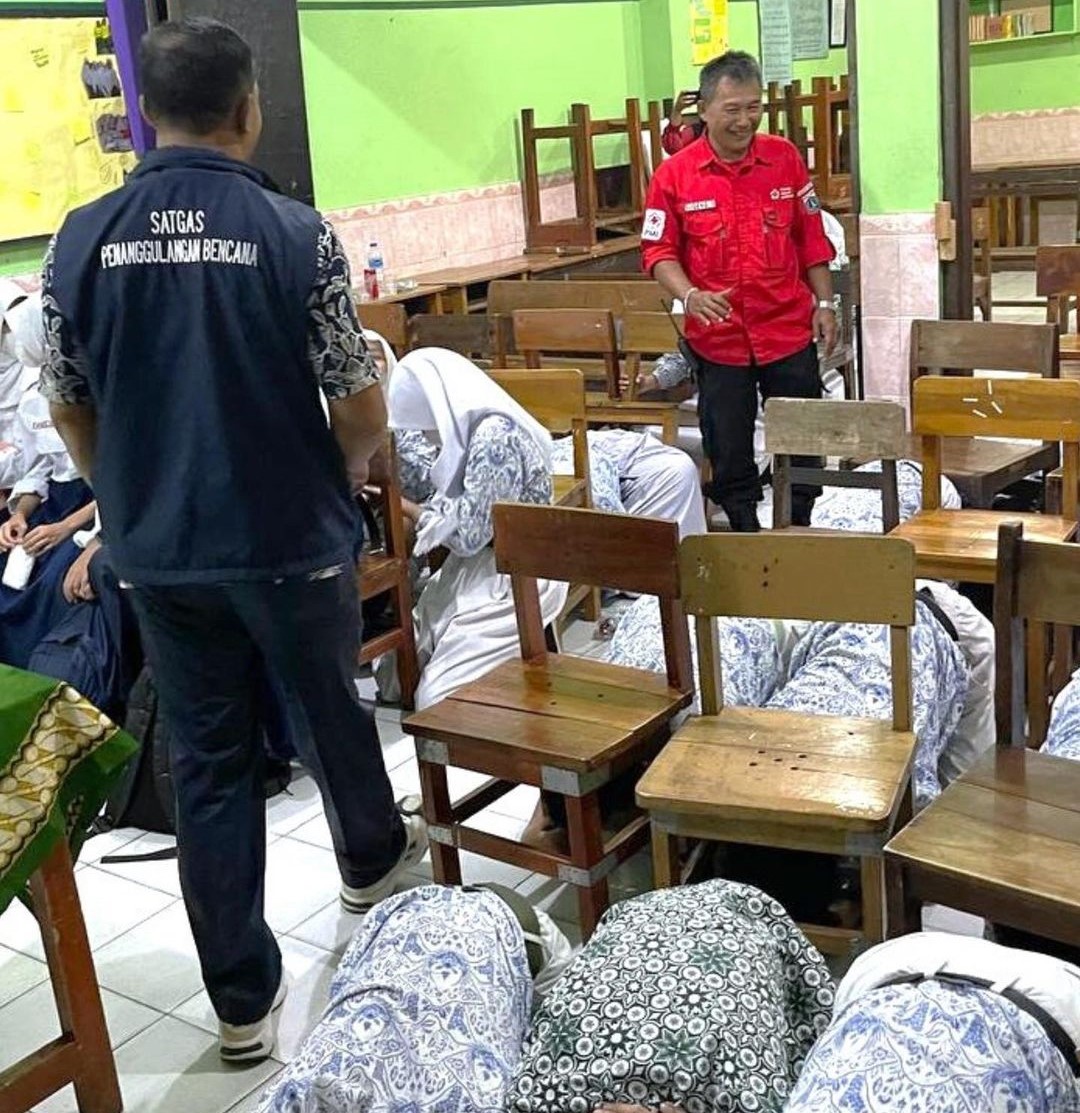 Sosialisasi Teknik Kesiapsiagaan dan Simulasi Penanganan Bencana Gempa BUmi di SMP Muhammadiyah 16