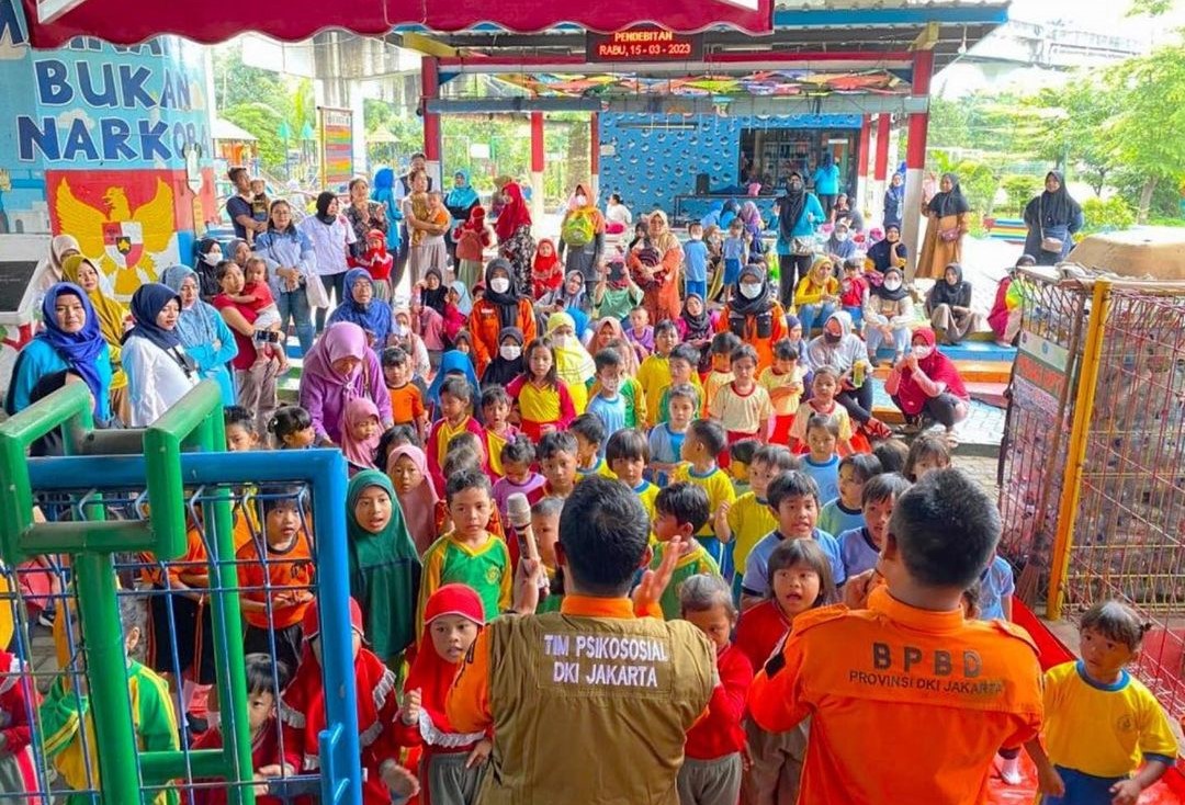 Sosialisasi Mobil Layanan Dukungan Psikososial (LDP) yang Dimiliki oleh BPBD DKI Jakarta kepada Anak-Anak Paud di Wilayah Kelurahan Sungai Bambu