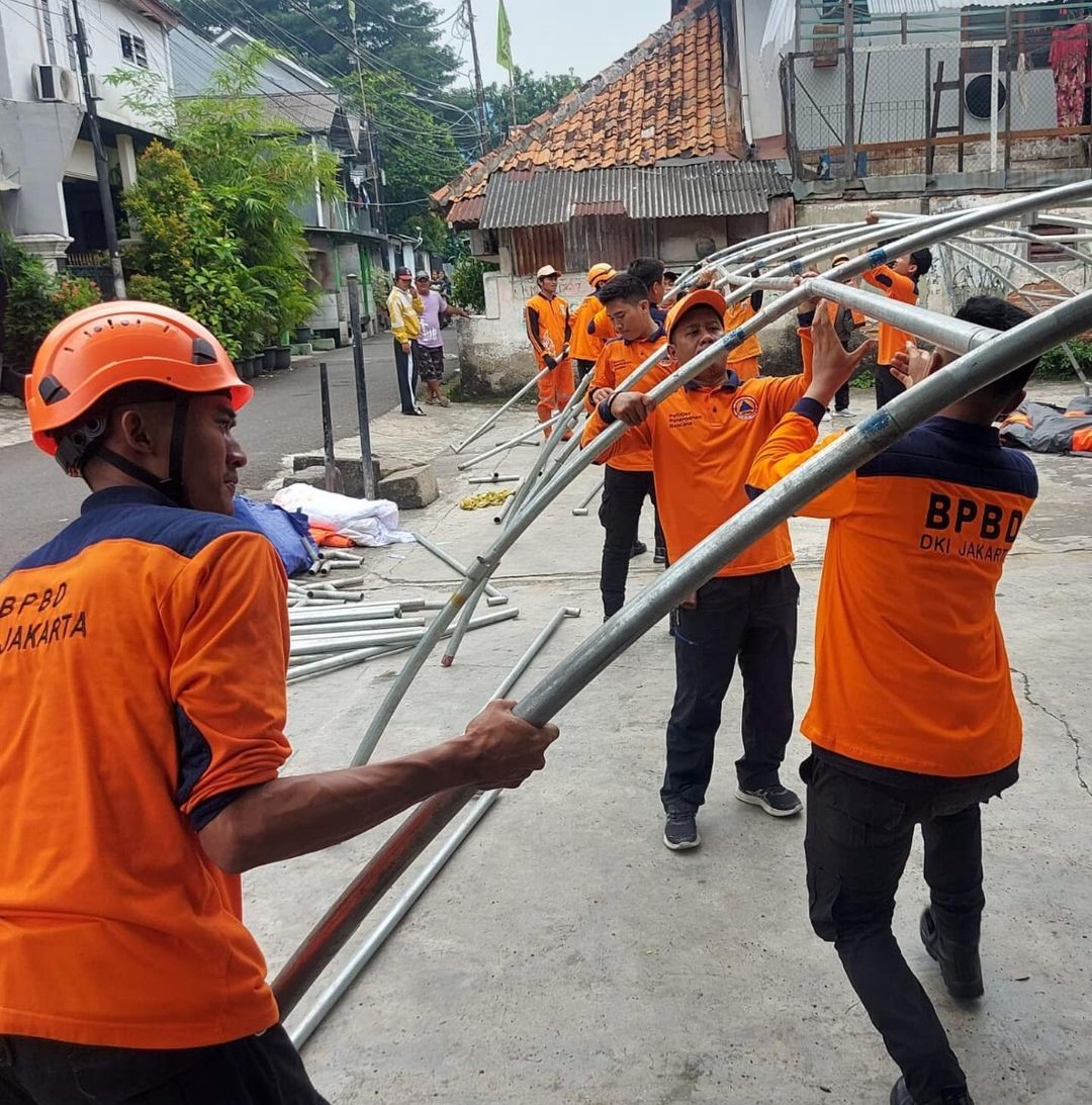 Pendistribusian Bantuan Logistik dan Pendirian Tenda untuk Penyintas Kebakaran di Kelurahan Guntur