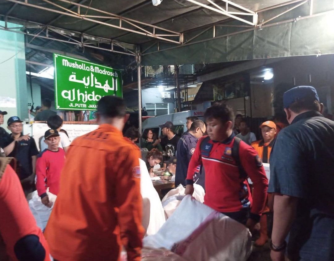 Pendistribusian Bantuan Logistik untuk Penyintas Kebakaran di Kelurahan Pasar Manggis
