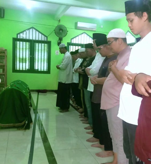 Proses Pemakaman Almarhum H. Bening Bin Cekon, Ayahanda dari Wakil Kepala Dinas Perhubungan DKI Jakarta