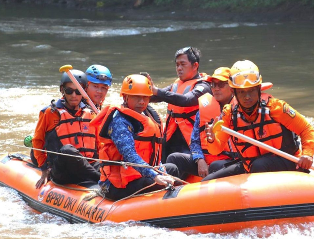 Bersih dan Susur Sungai Ciliwung bersama dengan UPS Badan Air Dinas Lingkungan Hidup DKI Jakarta