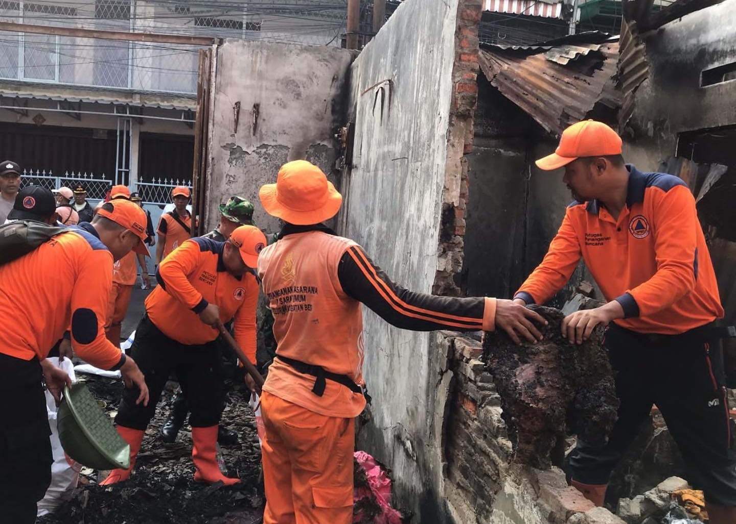 Berkolaborasi Melakukan Kerja Bakti Pasca Kejadian Kebakaran di Kecamatan Tambora