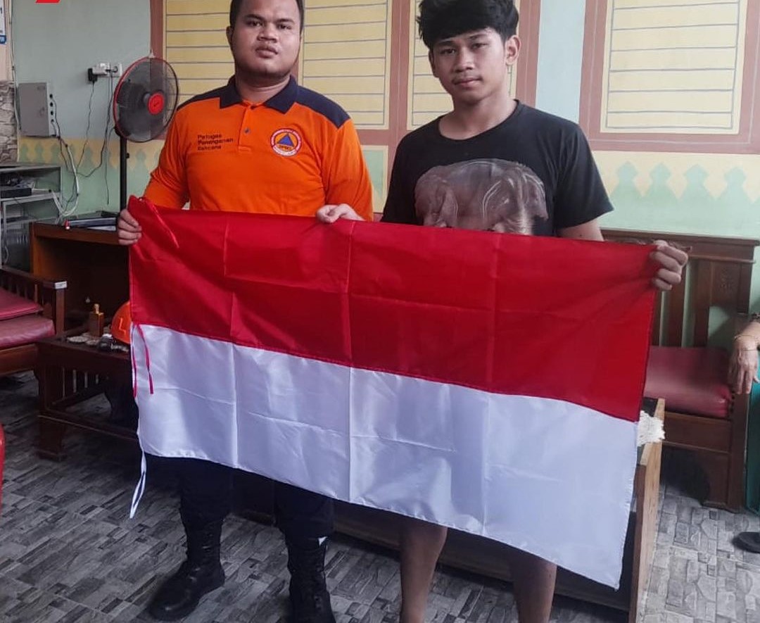Pemberian dan Pemasangan Bendera Merah Putih kepada Warga DKI Jakarta