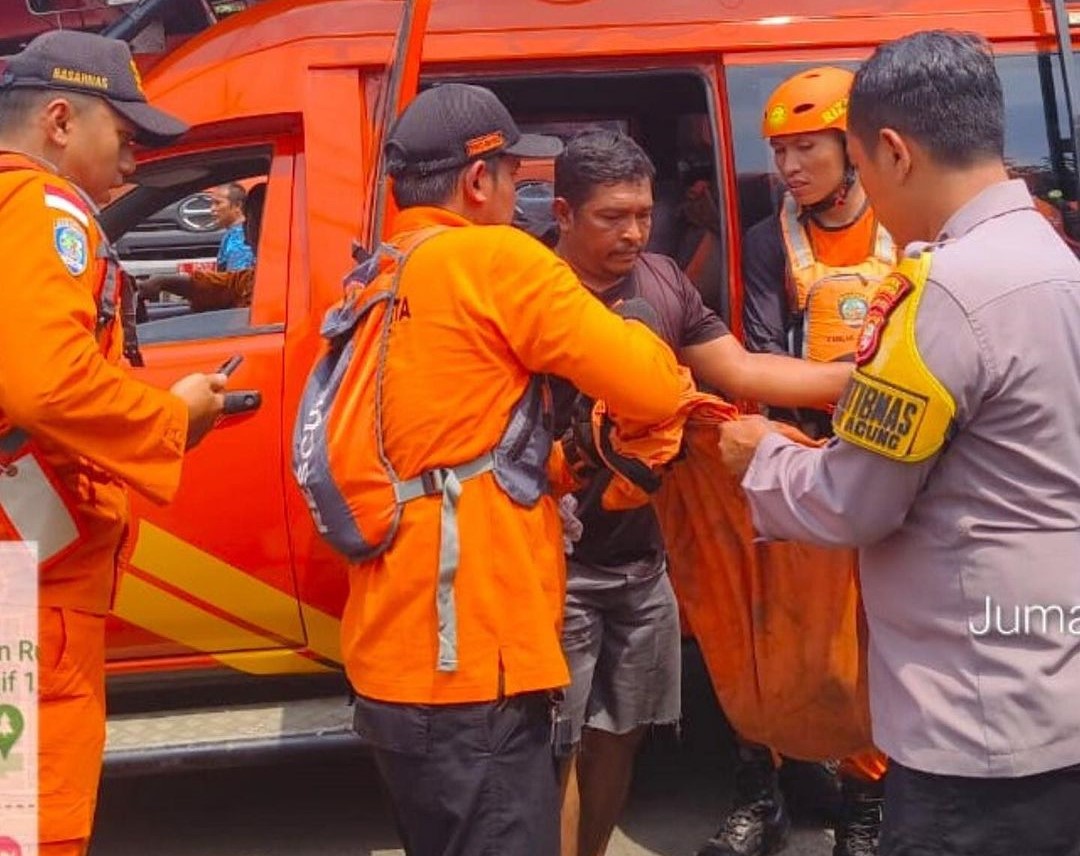 Bersama dengan Tim SAR Gabungan Berhasil Menemukan Korban Tercebur ke Aliran Kali Ciliwung