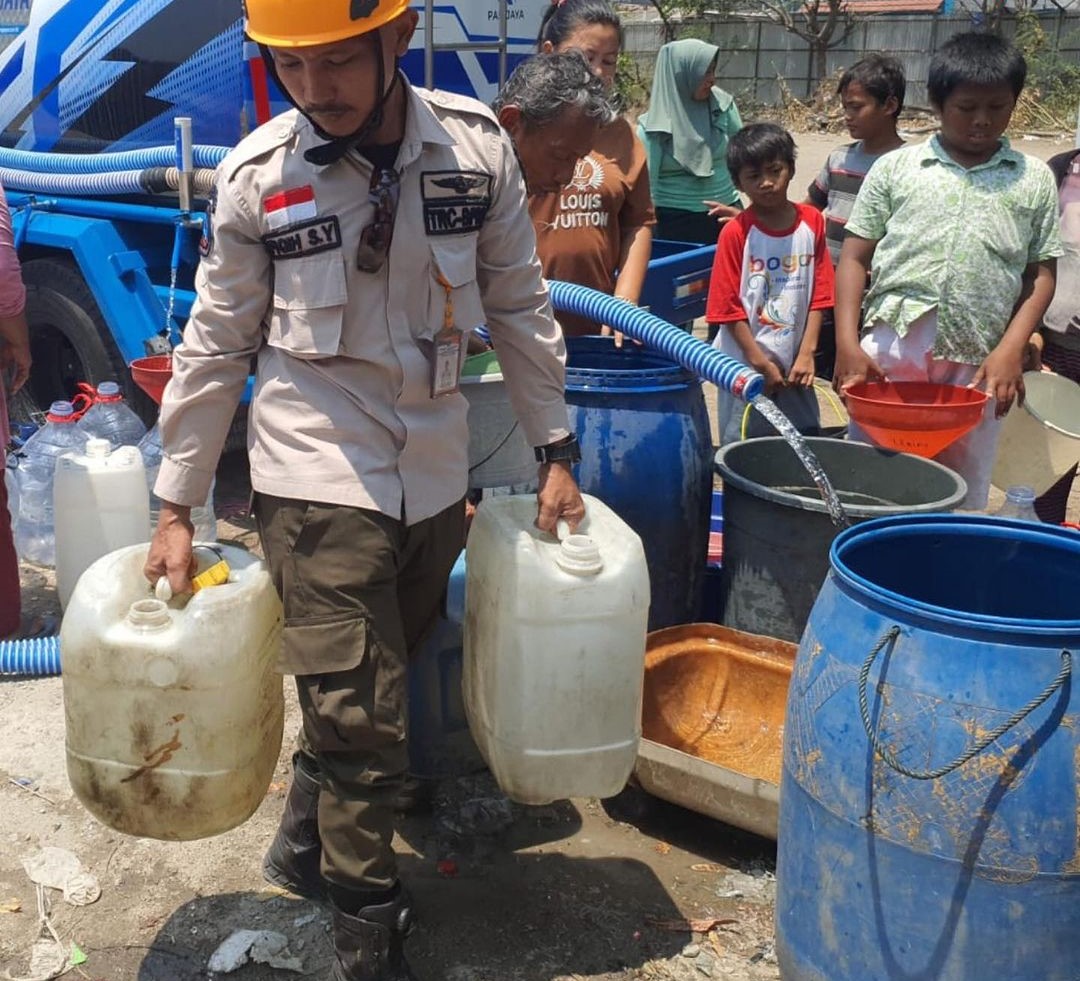 Penyaluran Air Bersih untuk Warga terkait Kekeringan dan Kekurangan Air Bersih di Kelurahan Kalibaru