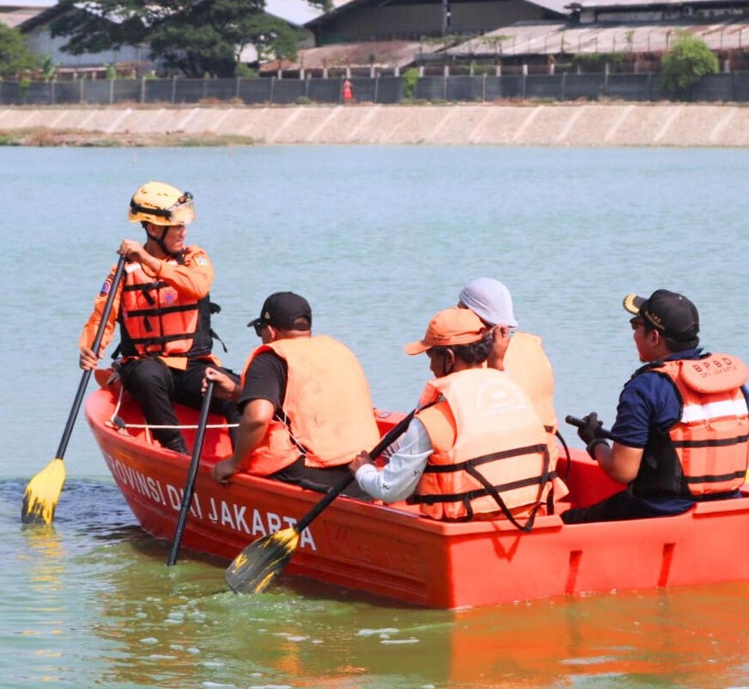 Simulasi Pendirian Tenda dan Pelatihan Evakuasi Menggunakan Perahu PE